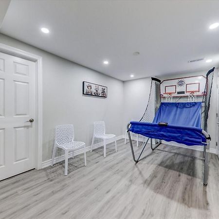 Stunning 7 Bedroom Rougeview Home With 2 Kitchens, 5 Bathrooms, Amazing Backyard & 8-Car Parking Toronto Exterior photo