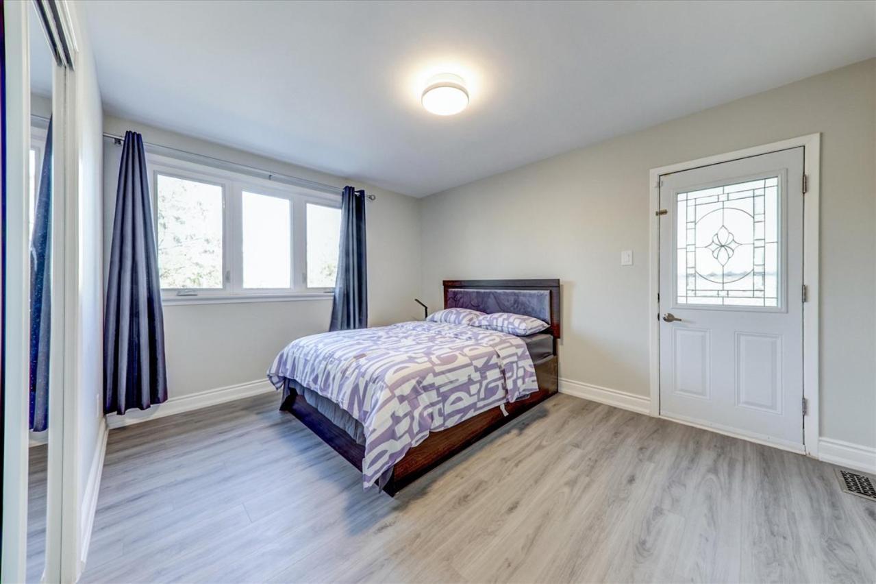 Stunning 7 Bedroom Rougeview Home With 2 Kitchens, 5 Bathrooms, Amazing Backyard & 8-Car Parking Toronto Exterior photo