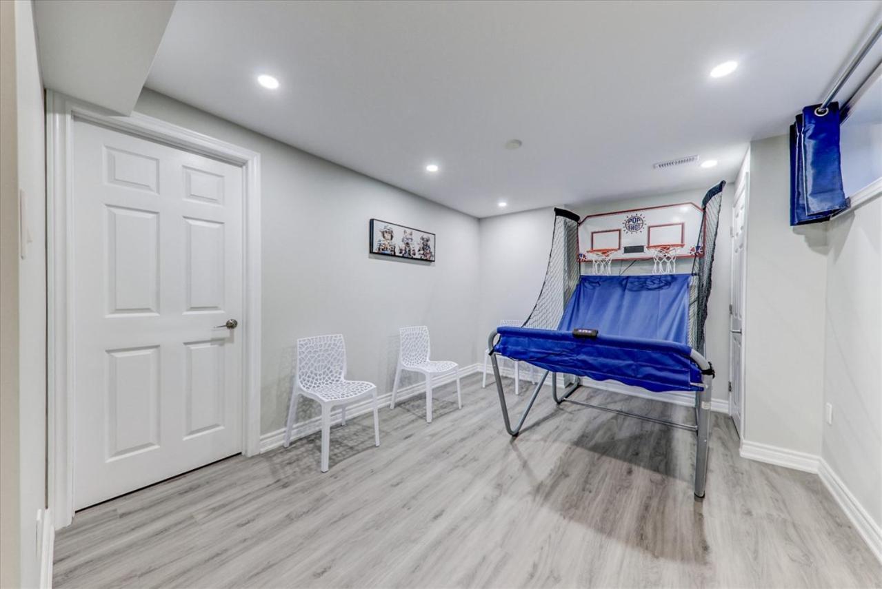 Stunning 7 Bedroom Rougeview Home With 2 Kitchens, 5 Bathrooms, Amazing Backyard & 8-Car Parking Toronto Exterior photo