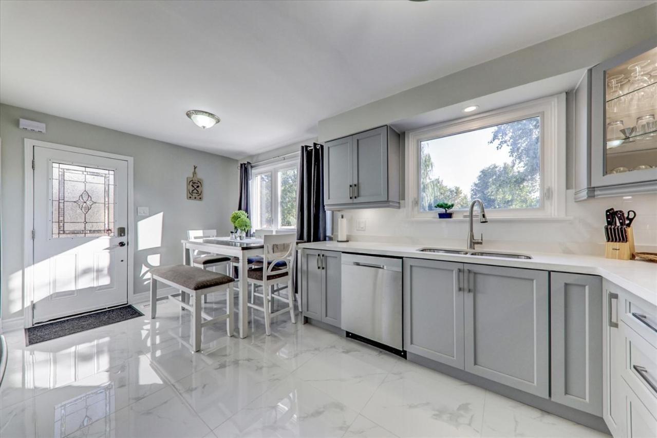 Stunning 7 Bedroom Rougeview Home With 2 Kitchens, 5 Bathrooms, Amazing Backyard & 8-Car Parking Toronto Exterior photo