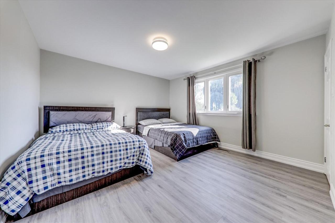 Stunning 7 Bedroom Rougeview Home With 2 Kitchens, 5 Bathrooms, Amazing Backyard & 8-Car Parking Toronto Exterior photo