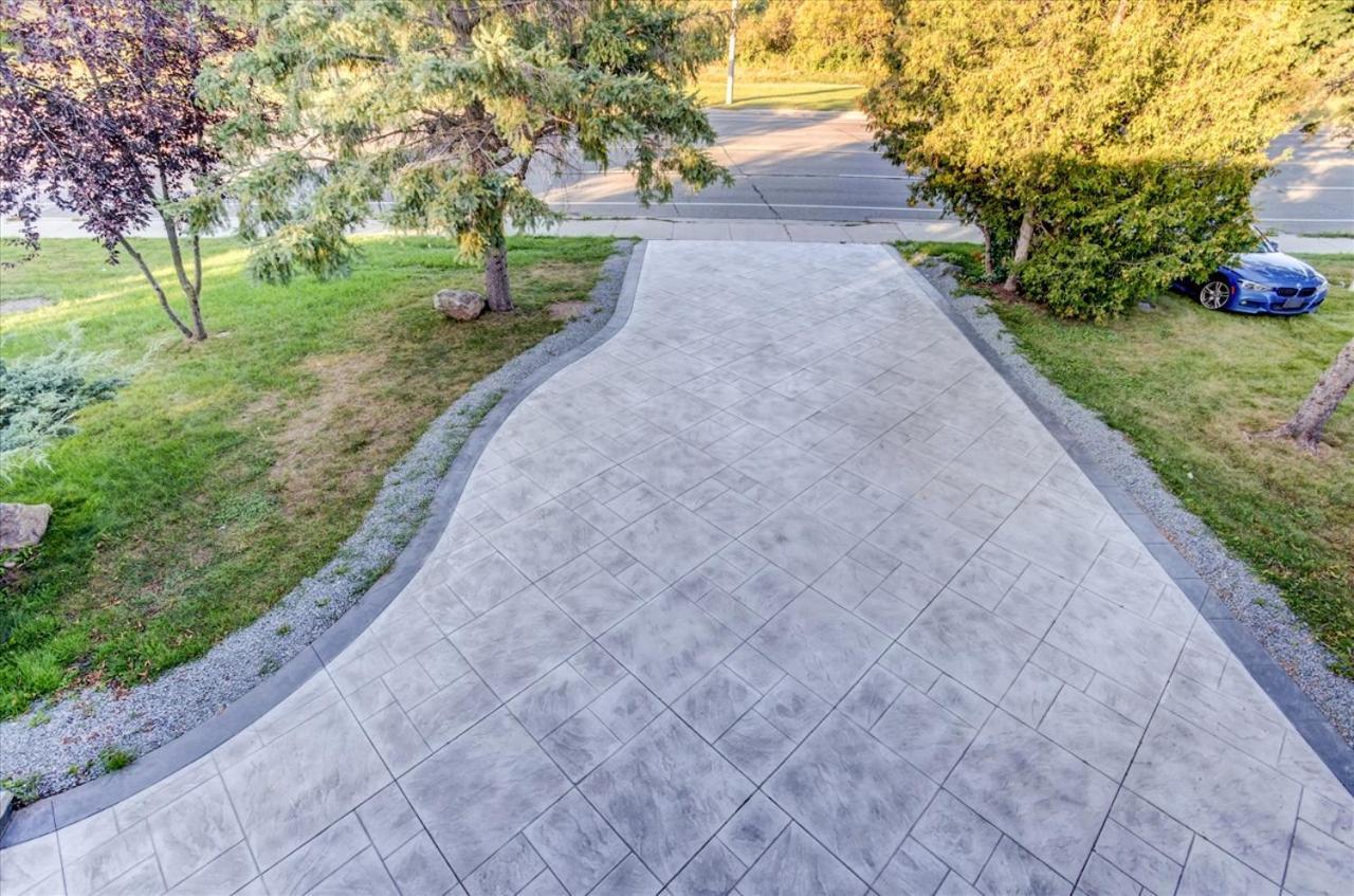 Stunning 7 Bedroom Rougeview Home With 2 Kitchens, 5 Bathrooms, Amazing Backyard & 8-Car Parking Toronto Exterior photo