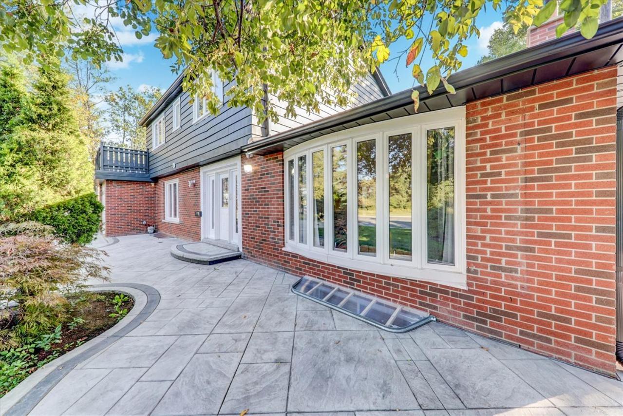 Stunning 7 Bedroom Rougeview Home With 2 Kitchens, 5 Bathrooms, Amazing Backyard & 8-Car Parking Toronto Exterior photo