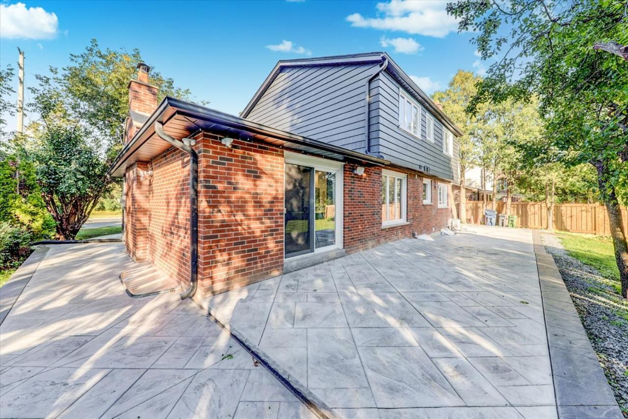 Stunning 7 Bedroom Rougeview Home With 2 Kitchens, 5 Bathrooms, Amazing Backyard & 8-Car Parking Toronto Exterior photo