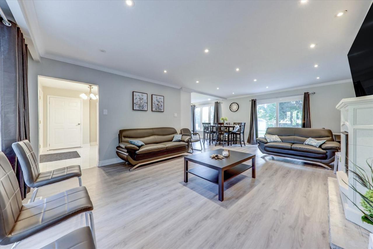 Stunning 7 Bedroom Rougeview Home With 2 Kitchens, 5 Bathrooms, Amazing Backyard & 8-Car Parking Toronto Exterior photo