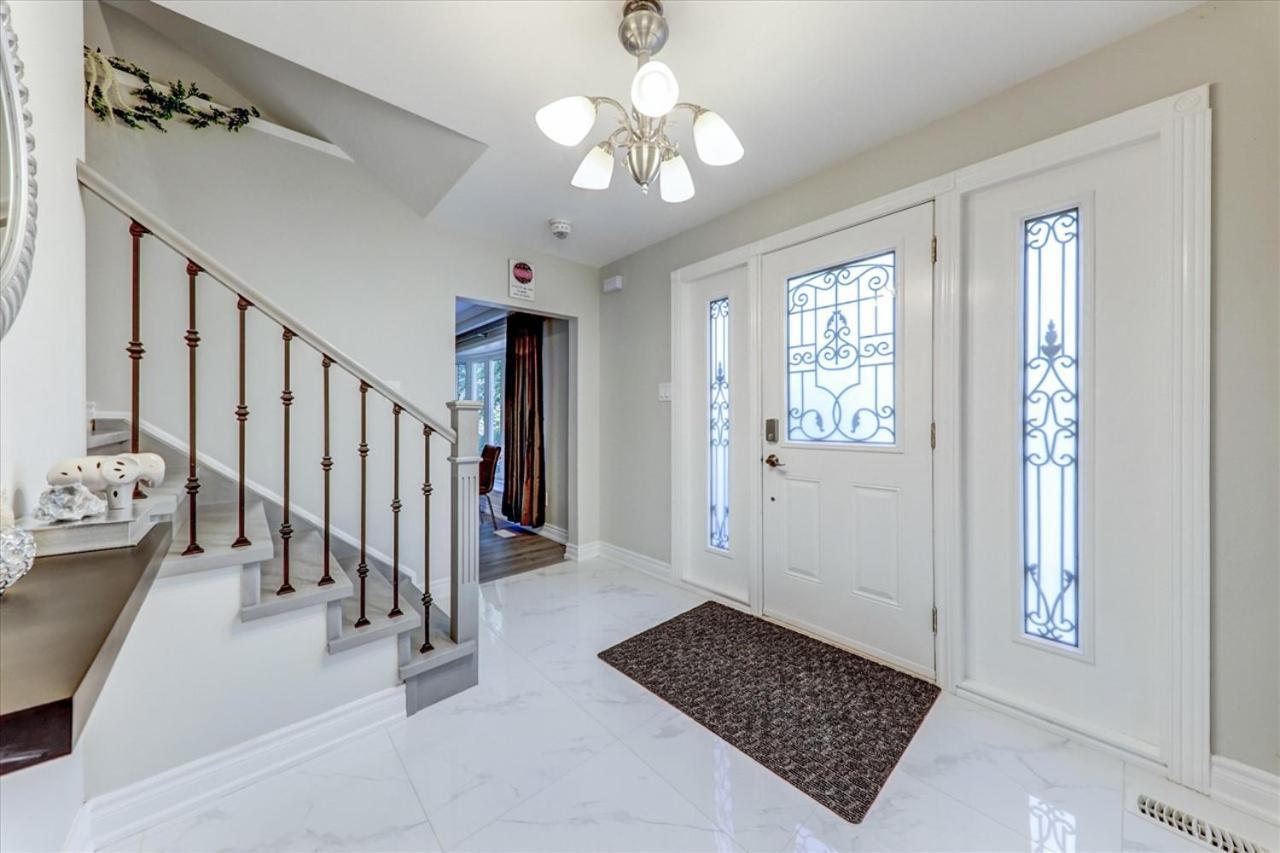 Stunning 7 Bedroom Rougeview Home With 2 Kitchens, 5 Bathrooms, Amazing Backyard & 8-Car Parking Toronto Exterior photo