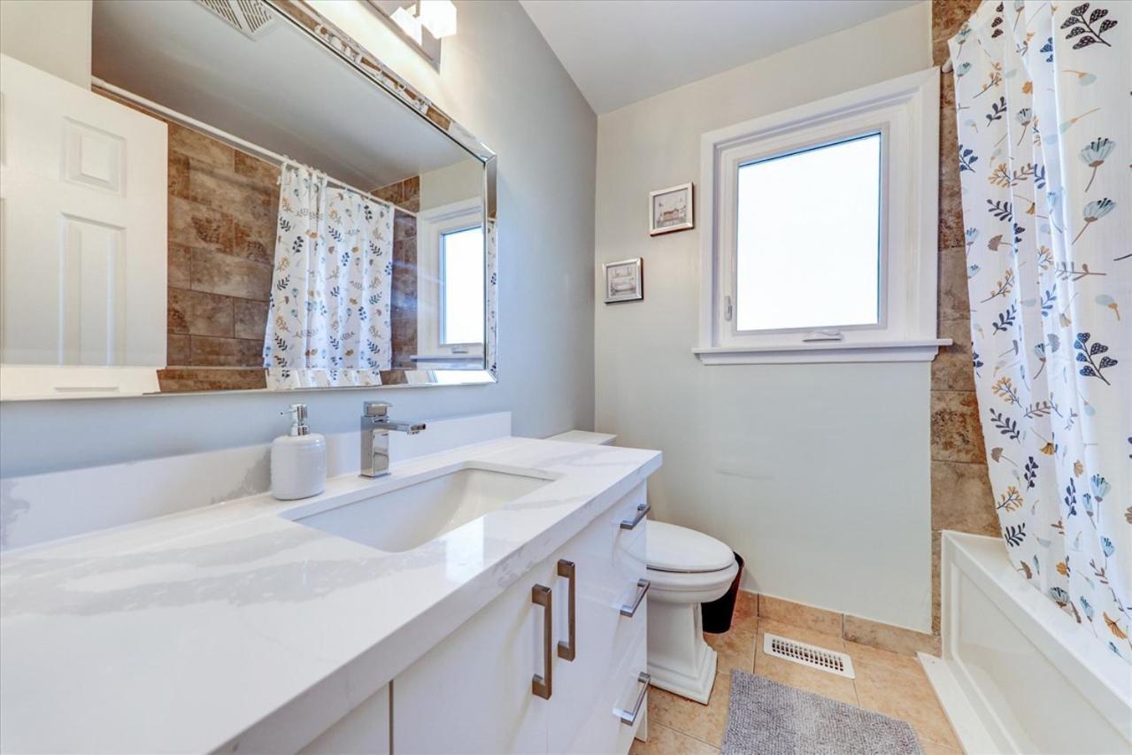 Stunning 7 Bedroom Rougeview Home With 2 Kitchens, 5 Bathrooms, Amazing Backyard & 8-Car Parking Toronto Exterior photo